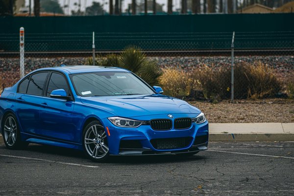 Service de chauffeur en voiture de luxe : voyagez avec élégance.